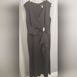 New Jessica Howard Black Evening Gown.Adorned w/rhinestone. Size 16